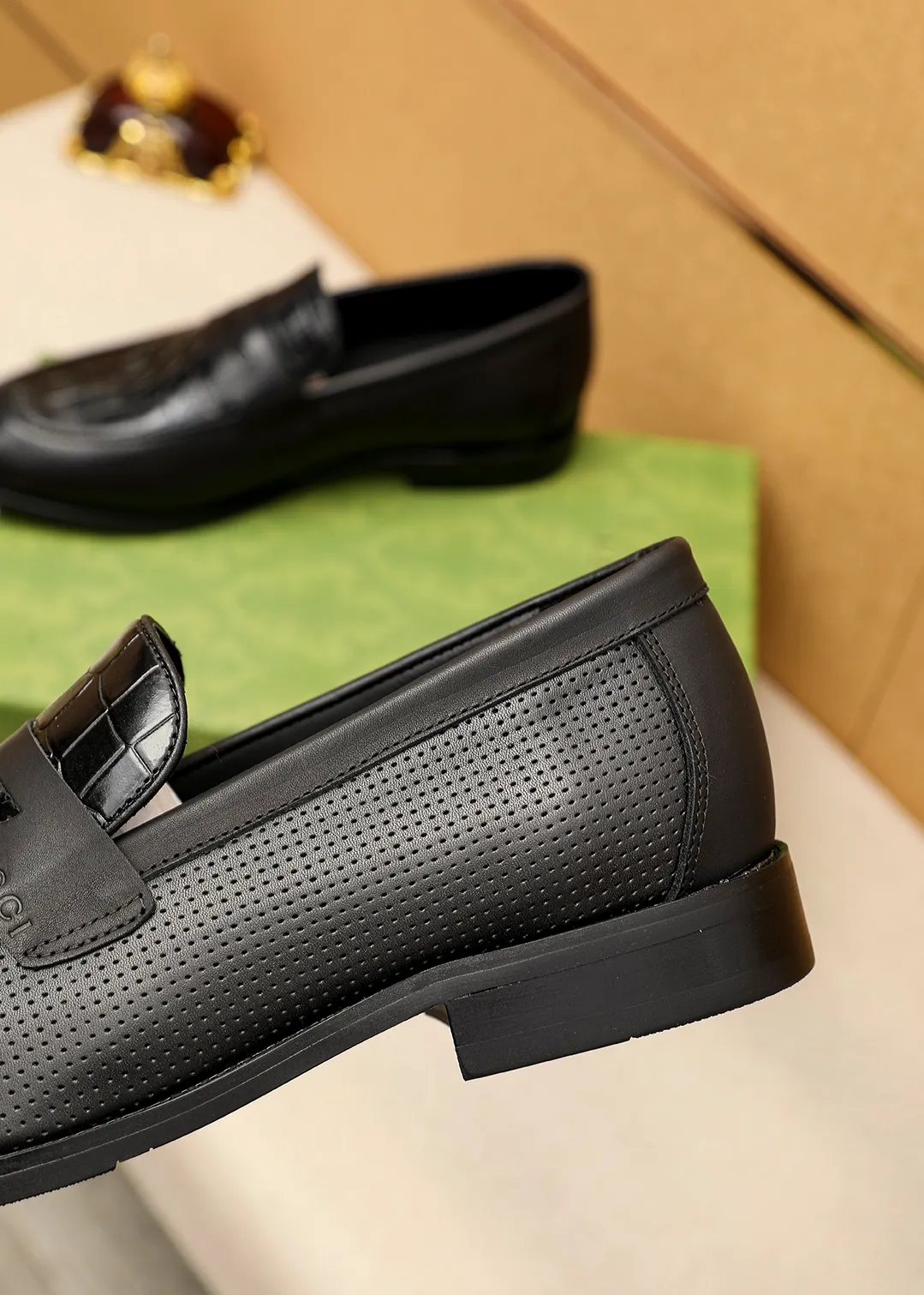 Men's shoes 💰442 💐 Product trademark: GUCCI "Gucci" casual leather shoes Regular size: 38-44 (45.46🉑️customized) Product materials: Selected imported first-layer calfskin embossed upper, imported small dyed cowhide leather lining. Strong three-dimensional visual effect, combined outsole Color: 1⃣️color optional